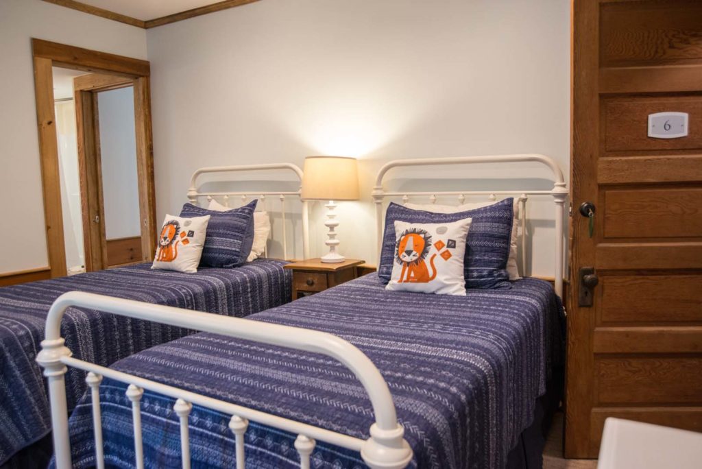 Lodge kids bedroom with two twin beds.