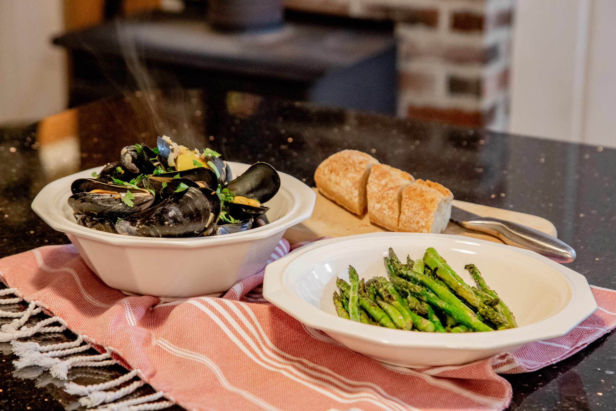 Mussels with asparagus and french bread.